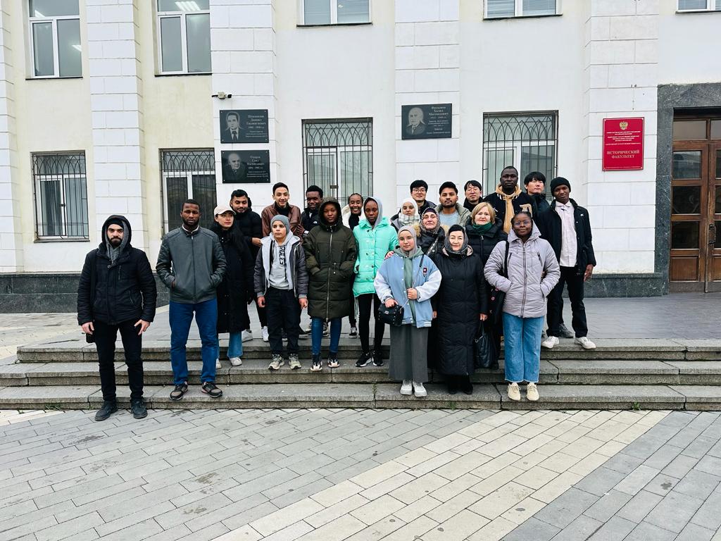 Иностранным студентам провели экскурсию «Знакомимся с ДГУ»