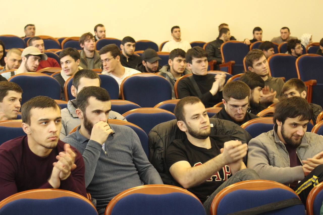  Известные дагестанские боксеры встретились со студентами ДГУ