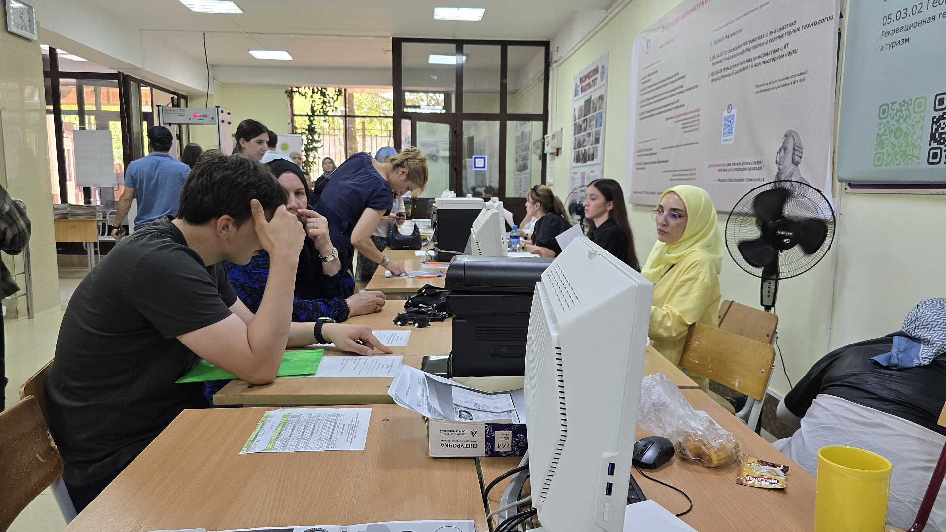 Приемная кампания ДГУ-2025: кто в лидерах по числу поданных заявлений?